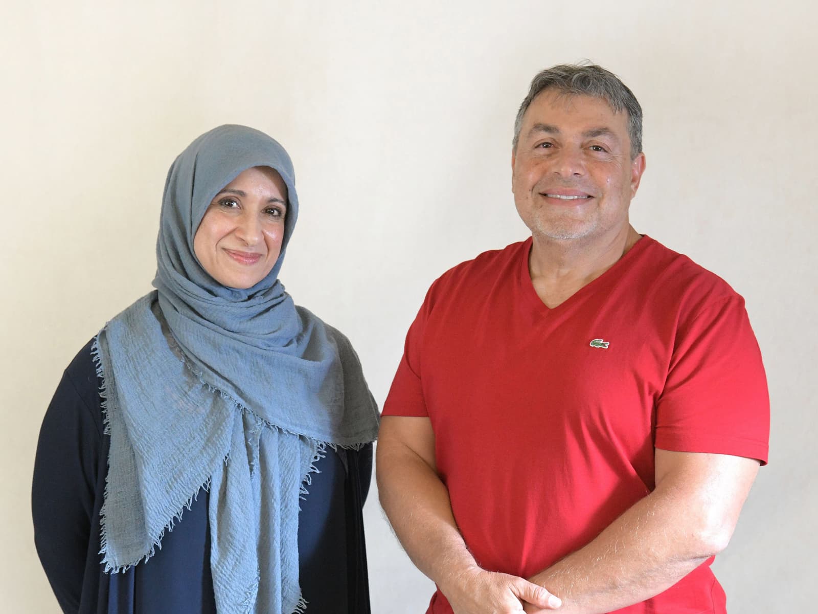 Amjed Hettini fotografiado con su entrevistador, Noha Kolkailah